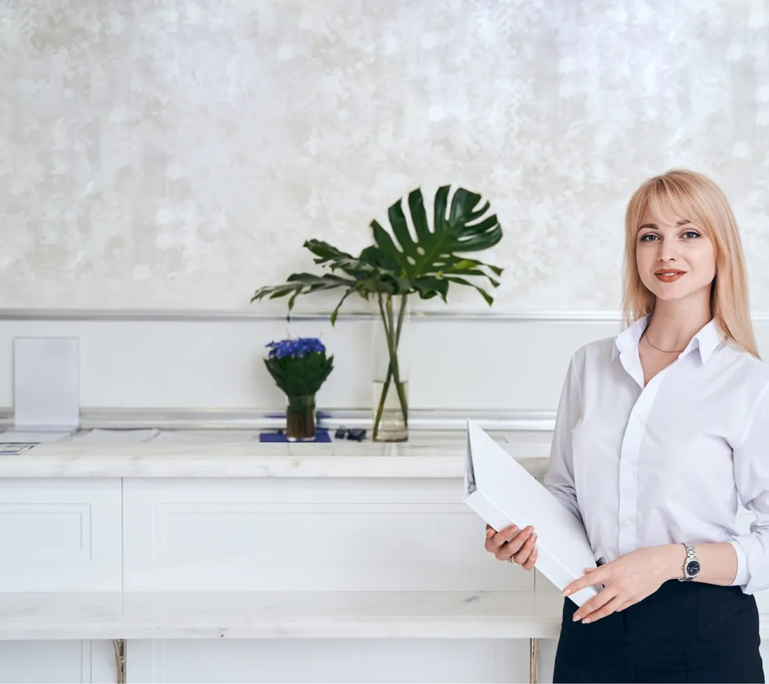 Esthéticienne accueillant une cliente