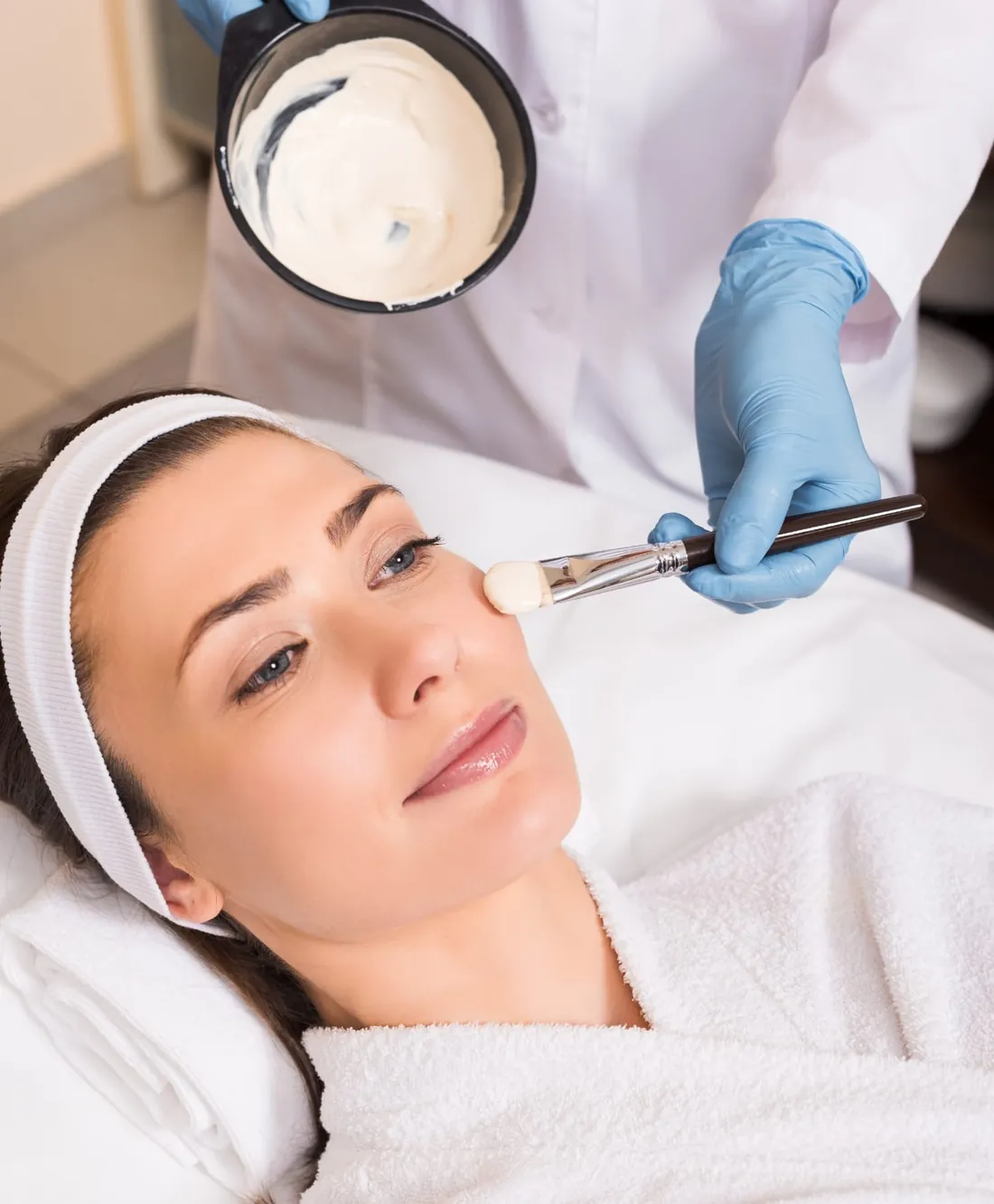 Facial treatment in the clinic